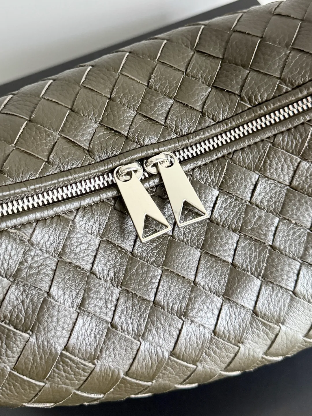 Batch 2360 BOTTEGA VENETA's new Traveler deerskin series is here! The travel season is coming soon, and I believe you must need a large-capacity and simple bag. This new Traveler is very in line with the current travel craze. The whole bag is designed with deerskin and is made of the highest quality leather. It feels tougher to the touch. The super large capacity is suitable for short trips. Traveling with friends and family does not require carrying heavy luggage. It is also very convenient for friends who often travel for work. You can carry two changes of clothes and a computer with you. It also comes with an adjustable shoulder strap to free your hands. Style number: 815748 Size: 35*29.5*8.5cm